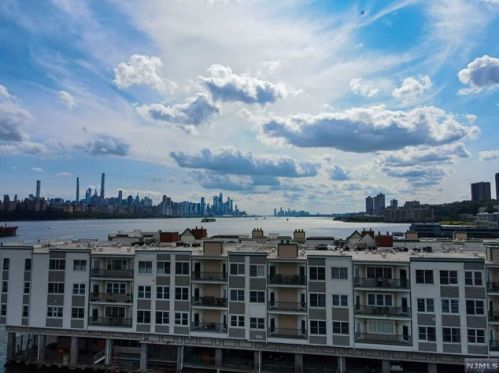 207 The Promenade, Edgewater NJ  07020-2101 exterior