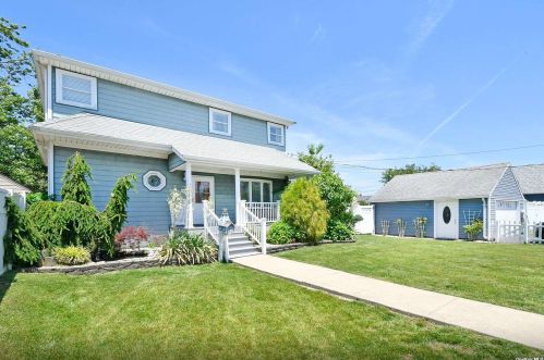 48 Lake St, North Lindenhurst, NY 11757-5815