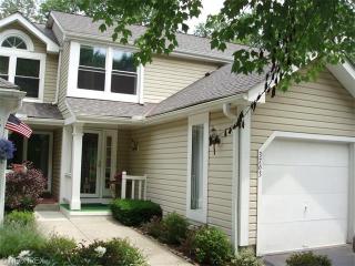 3763 Lake Run Blvd, Cuyahoga Falls, OH 44224-4339