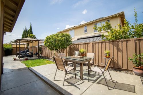 767 Red Barn Pl, Lathrop CA  95330-8975 exterior
