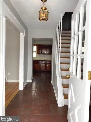 2207 Chestnut Hill Dr, Riverton, NJ 08077-3648
