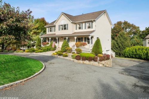 111 Rose Rd, West Nyack, NY 10994-2316