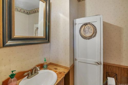 44 Ontario Ave, Middletown NY  10940-4339 exterior