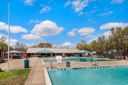 3206 Camelot Dr, Dallas TX 75229-5905 exterior