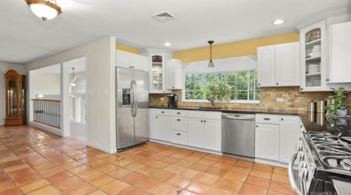 38 Candle Hill Rd, Danbury CT  06812-2414 exterior