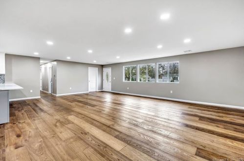 390 Marina Dr, Stratford CT  06614-2934 exterior