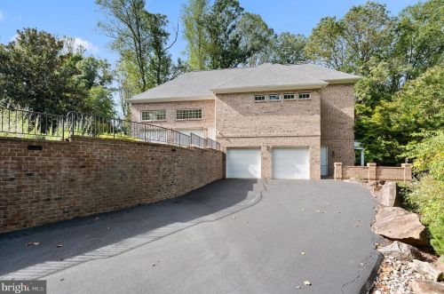 100 Deer Vly Ln, Wilmington DE  19807-1912 exterior