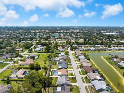 10461 Regent Cir, Naples FL  34109-1571 exterior