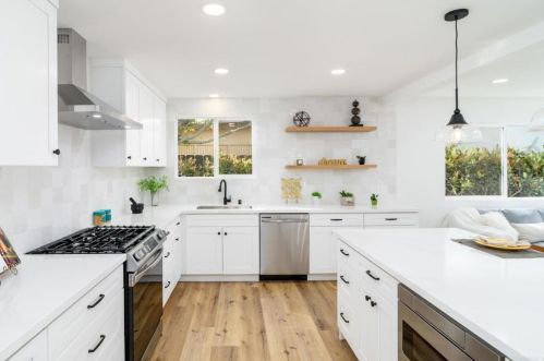 7012 Bobhird Dr, San Diego CA 92119-1404 exterior