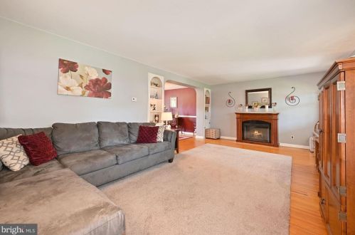 210 Wayne Dr, Riverton NJ  08077-3843 exterior