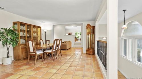 38 Candle Hill Rd, Danbury CT  06812-2414 exterior