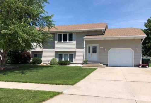 615 8th St, Kearney, NE 68845-7363