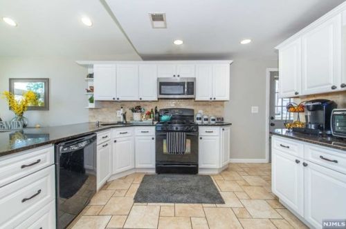 129 Philip Ave, Elmwood Park NJ  07407-2136 exterior