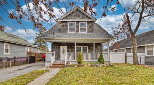 95 Park Ave, Bayshore, NY 11706-7310