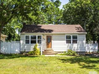 103 Pamlico Ave, Hauppauge, NY 11779-6029