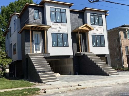 431 3rd St, Palisades Park, NJ 07650-1748