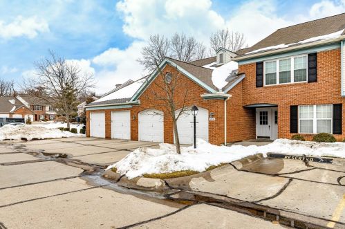 6327 Eagles Lake Dr, Cincinnati, OH 45248-6869