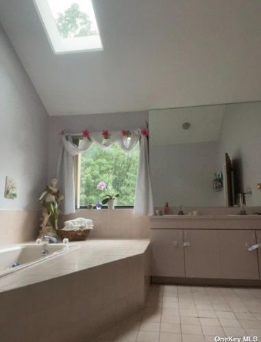 15 Ramblewood Rd, Shoreham NY  11786-2301 exterior