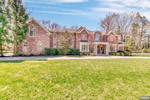 356 Indian Trail Dr, Franklin Lakes, NJ 07417-1049