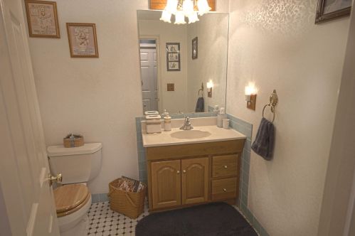 4 Rockwood Ln, Londonderry NH  03053-6104 exterior