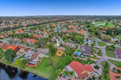 7692 Oakmont Cir, Hialeah FL  33015-2046 exterior