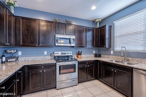 1945 77 Dr, Phoenix AZ 85033-2453 exterior