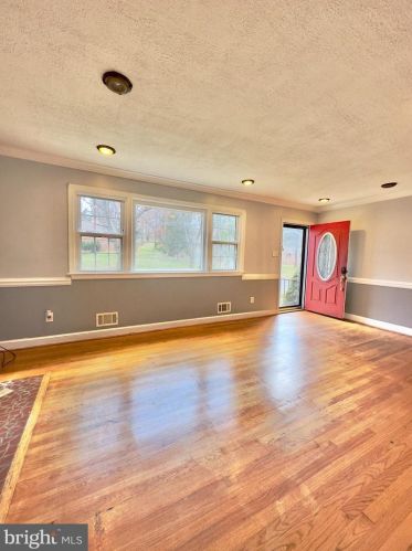 5803 Keppler Rd, Temple Hills, MD 20748-3633