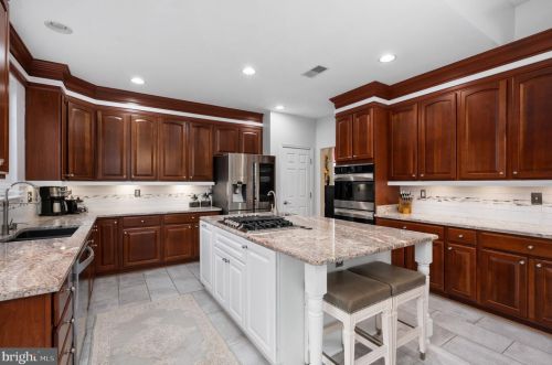 7226 Lyndam Hill Cir, Lorton VA  22079-4509 exterior