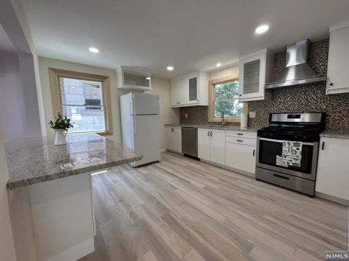541 Glen Ave, Palisades Park NJ  07650-1864 exterior
