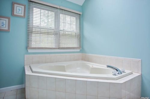 2 Laura Ct, Mount Sinai NY  11766-2360 exterior