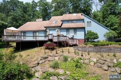 826 Shadow Ridge Rd, Franklin Lakes, NJ 07417-1510