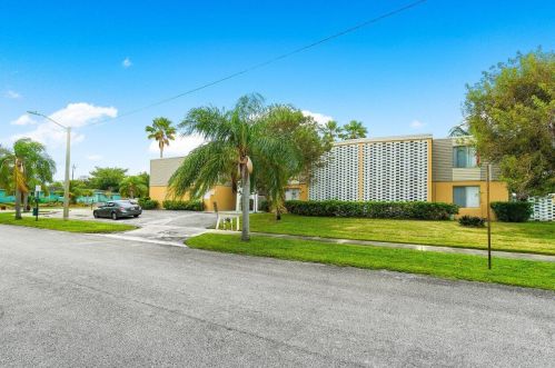 1500 Crescent Cir, West Palm Beach, FL 33403-2209
