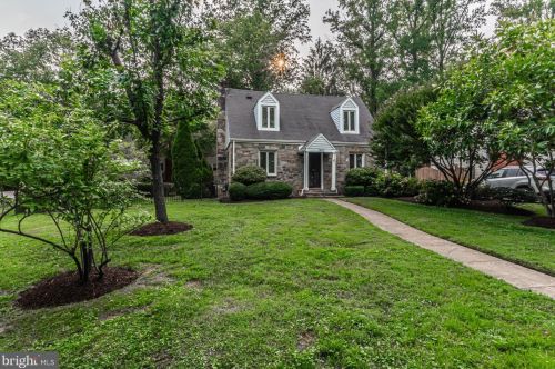 2852 Monroe St, Falls Church, VA 22042-2007