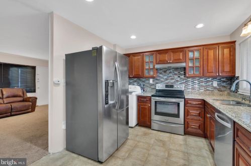 52 Sherwood Ln, Willingboro, NJ 08046-1009