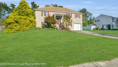 8 Hampton Dr, Jackson Twp, NJ 08527-1209