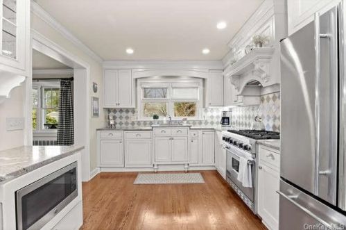72 Larrys Ln, Pleasantville NY  10570-2402 exterior