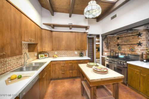 1960 Wentworth Rd, Tucson, AZ 85749-9741