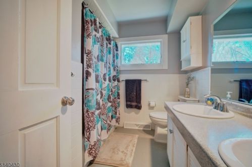 1 Pinewood Ct, Flemington NJ 08822-4909 exterior