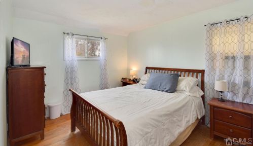 9 Stuart Dr, East Brunswick NJ  08816-3809 exterior