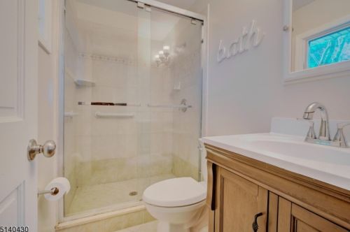 1 Pinewood Ct, Flemington NJ 08822-4909 exterior