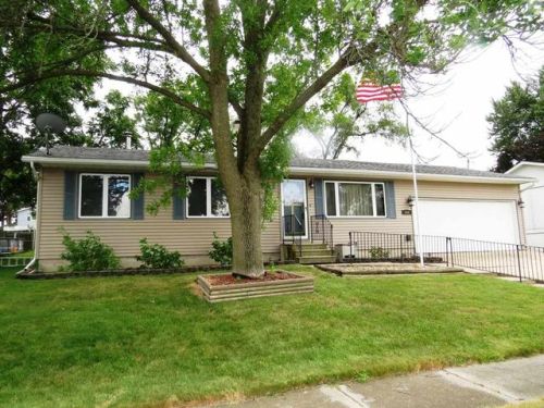 249 Meadowbrook Ln, Waterloo, IA 50701-3852