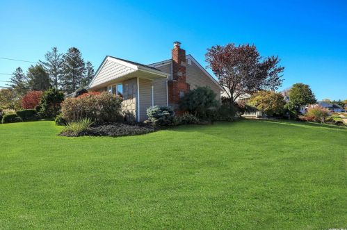 51 Plainedge Dr, Bethpage, NY 11714-6318