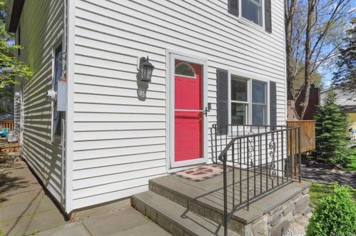 170 Lake Shore Dr, Pleasantville, NY 10570-1302