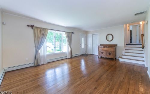23 Apple Tree Ln, Greystone Park, NJ 07950-3234