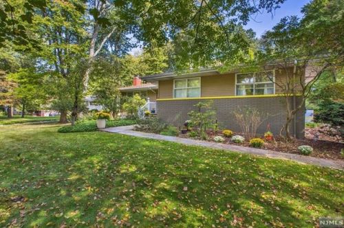 363 Valley Rd, Haworth, NJ 07641-1220