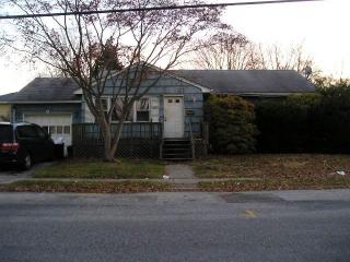 123 Liberty Ave, North Lindenhurst, NY 11757-4745