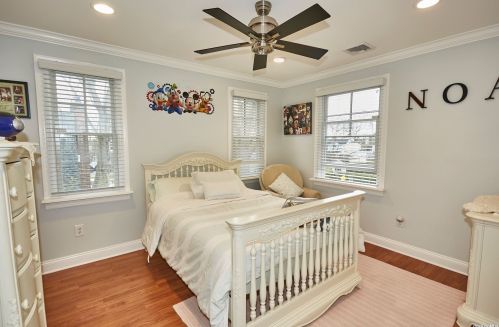 18 Pinewood Ln, New Hyde Park NY  11040-3321 exterior