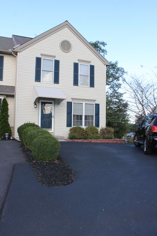 2 Woodmyre Ln, West Enola, PA 17025-1558