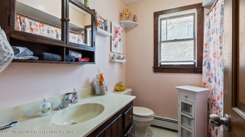 8 Harborside Dr, Pelican Island NJ  08751-1316 exterior