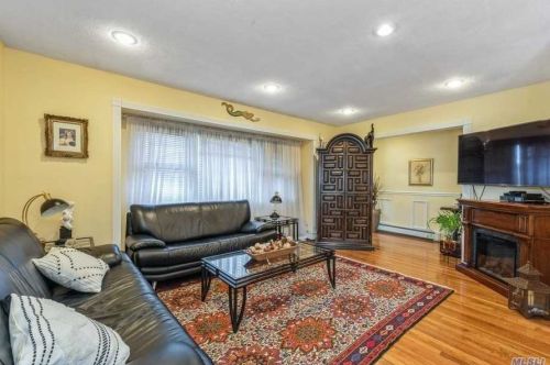 125 Armstrong Rd, New Hyde Park NY  11040-5205 exterior